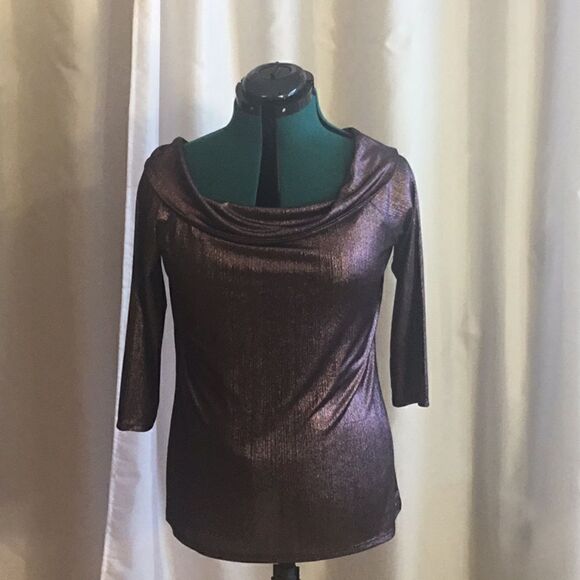 Ribbed material metallic thread top with 3/4 length sleeves in large - Picture 2 of 11